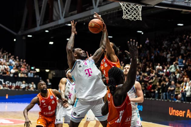 GER, easy Credit Basketball Bundesliga, Niners Chemnitz Telekom Baskets Bonn 04 04 2026, Messe, Chemnitz, GER, easy Credit Basketball Bundesliga, Niners Chemnitz Telekom Baskets Bonn Jeff Garrett Jr Telekom Baskets Bonn, 4 , Kevin Yebo Niners Chemnitz, 0 Photo Alexander Trienitz Chemnitz Messe Sachsen Germany