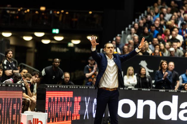 GER, easy Credit Basketball Bundesliga, Niners Chemnitz Telekom Baskets Bonn 04 04 2026, Messe, Chemnitz, GER, easy Credit Basketball Bundesliga, Niners Chemnitz Telekom Baskets Bonn Marko Stankovic Head Coach , Telekom Baskets Bonn gives hand signal Photo Alexander Trienitz Chemnitz Messe Sachsen Germany