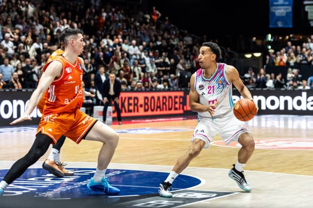 GER, easy Credit Basketball Bundesliga, Niners Chemnitz Telekom Baskets Bonn 04 04 2026, Messe, Chemnitz, GER, easy Credit Basketball Bundesliga, Niners Chemnitz Telekom Baskets Bonn Joel Aminu Telekom Baskets Bonn, 21 , Yordan Minchev Niners Chemnitz, 91 Foto Alexander Trienitz Chemnitz Messe Sachsen Germany