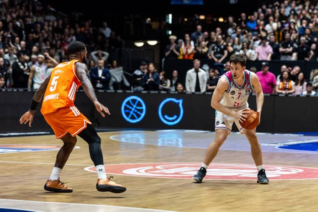 GER, easy Credit Basketball Bundesliga, Niners Chemnitz Telekom Baskets Bonn 04 04 2026, Messe, Chemnitz, GER, easy Credit Basketball Bundesliga, Niners Chemnitz Telekom Baskets Bonn Grayson Murphy Telekom Baskets Bonn, 7 , Corey Davis Jr Niners Chemnitz, 5 Photo Alexander Trienitz Chemnitz Messe Sachsen Germany