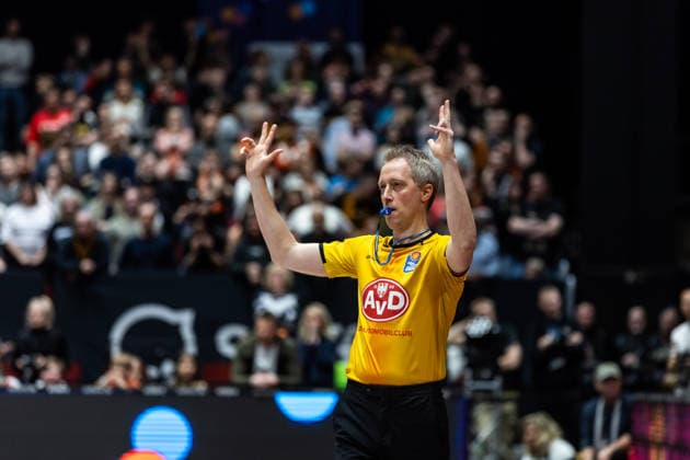 GER, easy Credit Basketball Bundesliga, Niners Chemnitz Telekom Baskets Bonn 04 04 2026, Messe, Chemnitz, GER, easy Credit Basketball Bundesliga, Niners Chemnitz Telekom Baskets Bonn Christof Madinger, referee gives hand signal Photo Alexander Trienitz Chemnitz Messe Sachsen Germany