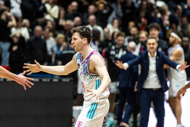 GER, easy Credit Basketball Bundesliga, Niners Chemnitz Telekom Baskets Bonn 04 04 2026, Messe, Chemnitz, GER, easy Credit Basketball Bundesliga, Niners Chemnitz Telekom Baskets Bonn Grayson Murphy Telekom Baskets Bonn, 7 cheers Photo Alexander Trienitz Chemnitz Messe Sachsen Germany