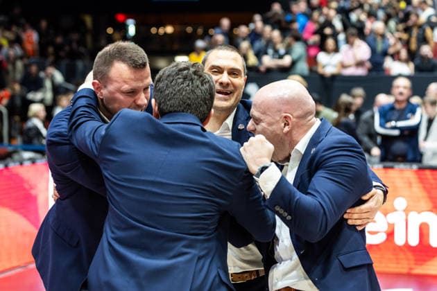 GER, easy Credit Basketball Bundesliga, Niners Chemnitz Telekom Baskets Bonn 04 04 2026, Messe, Chemnitz, GER, easy Credit Basketball Bundesliga, Niners Chemnitz Telekom Baskets Bonn Marko Stankovic Head Coach , Telekom Baskets Bonn, Lionel Bosco Assistant Coach , Telekom Baskets Bonn, Eduardo Fernandez Galarreta Assistant Coach , Telekom Baskets Bonn cheer with Savo Milovic, Sports Director Telekom Baskets Bonn Photo Alexander Trienitz Chemnitz Messe Sachsen Germany