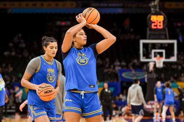 NCAA, College League, USA Basketball: Final Four-UCLA press conference, PK, Pressekonferenz and Practice UCLA Bruins forward Sienna Betts (16) takes shots with her sister during an open NCAA Final Four practice at the Mortgage Matchup Center on April 4, 2026 in Phoenix Arizona. (Thomas Fernandez Image of Phoenix Arizona United States EDITORIAL USE ONLY Copyright: xImagexofxSportx ThomasxFernandezx iosphotos403977