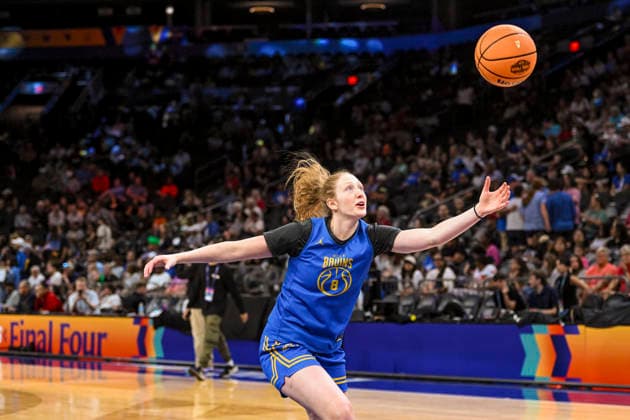 NCAA, College League, USA Basketball: Final Four-UCLA press conference, PK, Pressekonferenz and Practice UCLA Bruins guard Gianna Kneepkens (8) recovers the loose ball during an open NCAA Final Four practice at the Mortgage Matchup Center on April 4, 2026 in Phoenix Arizona. (Thomas Fernandez Image of Phoenix Arizona United States EDITORIAL USE ONLY Copyright: xImagexofxSportx ThomasxFernandezx iosphotos403978