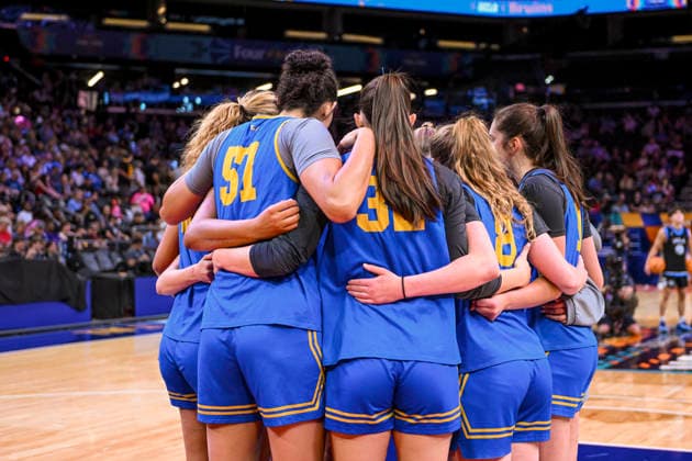 NCAA, College League, USA Basketball: Final Four-UCLA press conference, PK, Pressekonferenz and Practice UCLA Bruins huddles during an open NCAA Final Four practice at the Mortgage Matchup Center on April 4, 2026 in Phoenix Arizona. (Thomas Fernandez Image of Phoenix Arizona United States EDITORIAL USE ONLY Copyright: xImagexofxSportx ThomasxFernandezx iosphotos403983
