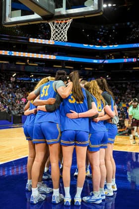 NCAA, College League, USA Basketball: Final Four-UCLA press conference, PK, Pressekonferenz and Practice UCLA Bruins huddles during an open NCAA Final Four practice at the Mortgage Matchup Center on April 4, 2026 in Phoenix Arizona. (Thomas Fernandez Image of Phoenix Arizona United States EDITORIAL USE ONLY Copyright: xImagexofxSportx ThomasxFernandezx iosphotos403984