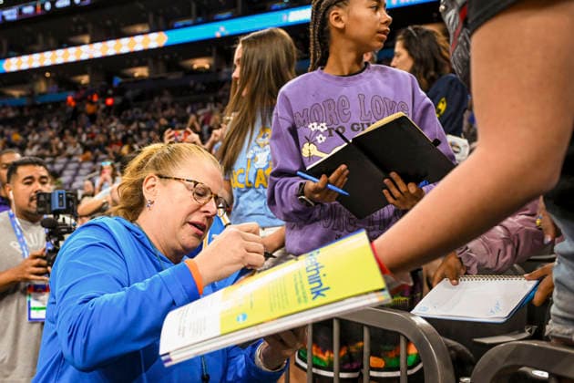 NCAA, College League, USA Basketball: Final Four-UCLA press conference, PK, Pressekonferenz and Practice UCLA Bruins head coach Cori Close signs autographs for fans during an open NCAA Final Four practice at the Mortgage Matchup Center on April 4, 2026 in Phoenix Arizona. (Thomas Fernandez Image of Phoenix Arizona United States EDITORIAL USE ONLY Copyright: xImagexofxSportx ThomasxFernandezx iosphotos403990