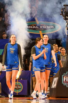 NCAA, College League, USA Basketball: Final Four-UCLA press conference, PK, Pressekonferenz and Practice UCLA Bruins walks onto the court during an open NCAA Final Four practice at the Mortgage Matchup Center on April 4, 2026 in Phoenix Arizona. (Thomas Fernandez Image of Phoenix Arizona United States EDITORIAL USE ONLY Copyright: xImagexofxSportx ThomasxFernandezx iosphotos403991