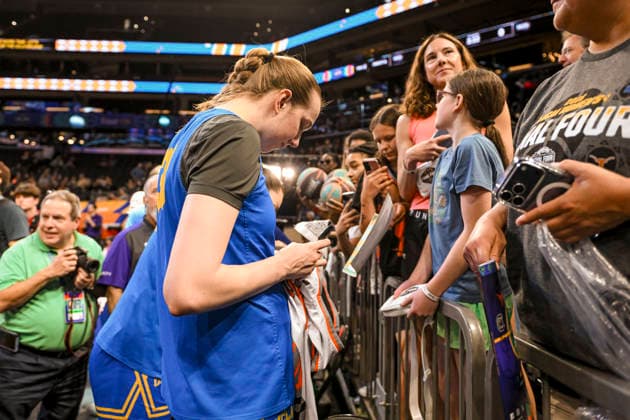 NCAA, College League, USA Basketball: Final Four-UCLA press conference, PK, Pressekonferenz and Practice UCLA Bruins forward Amanda Muse (33) signs autographs for fans during an open NCAA Final Four practice at the Mortgage Matchup Center on April 4, 2026 in Phoenix Arizona. (Thomas Fernandez Image of Phoenix Arizona United States EDITORIAL USE ONLY Copyright: xImagexofxSportx ThomasxFernandezx iosphotos404006