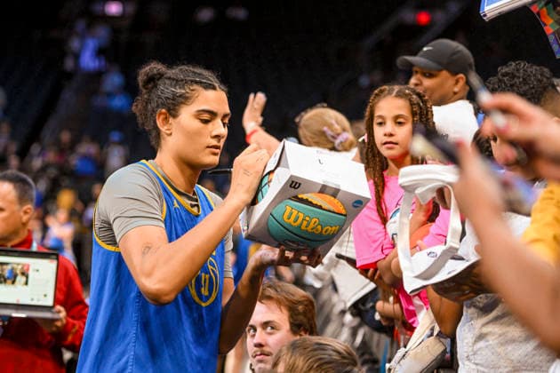 NCAA, College League, USA Basketball: Final Four-UCLA press conference, PK, Pressekonferenz and Practice UCLA Bruins center Lauren Betts (51) signs autographs for fans during an open NCAA Final Four practice at the Mortgage Matchup Center on April 4, 2026 in Phoenix Arizona. (Thomas Fernandez Image of Phoenix Arizona United States EDITORIAL USE ONLY Copyright: xImagexofxSportx ThomasxFernandezx iosphotos404008