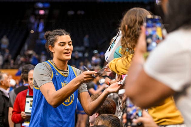 NCAA, College League, USA Basketball: Final Four-UCLA press conference, PK, Pressekonferenz and Practice UCLA Bruins center Lauren Betts (51) signs autographs for fans during an open NCAA Final Four practice at the Mortgage Matchup Center on April 4, 2026 in Phoenix Arizona. (Thomas Fernandez Image of Phoenix Arizona United States EDITORIAL USE ONLY Copyright: xImagexofxSportx ThomasxFernandezx iosphotos404010