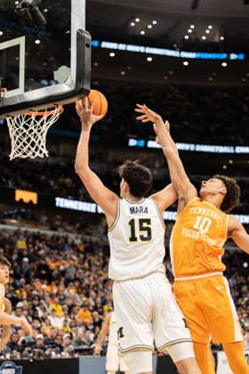Michigan Wolverines Vs Tennessee Volunteers in Chicago, US - 29 Mar 2026 Aday Mara (L) of the Michigan Wolverines in action against Nate Ament (R) of the Tennessee Volunteers in the Elite Eight round of the NCAA, College League, USA Men s Basketball Tournament at the United Center. Final score; Michigan 95-62 Tennessee. Chicago United States Copyright: xNicholasxMullerx xSOPAxImagesx NMULLER_MICH_TENN_NCAAELITE8(2)