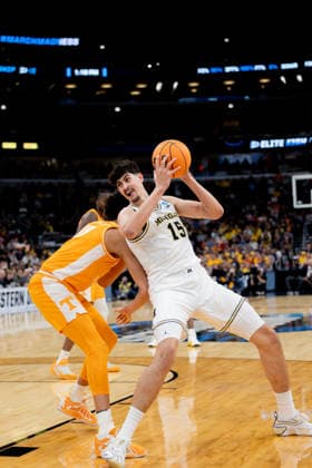Michigan Wolverines Vs Tennessee Volunteers in Chicago, US - 29 Mar 2026 Aday Mara (R) of the Michigan Wolverines in action against Nate Ament (L) of the Tennessee Volunteers in the Elite Eight round of the NCAA, College League, USA Men s Basketball Tournament at the United Center. Final score; Michigan 95-62 Tennessee. Chicago United States Copyright: xNicholasxMullerx xSOPAxImagesx NMULLER_MICH_TENN_NCAAELITE8