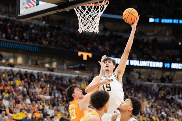 Michigan Wolverines Vs Tennessee Volunteers in Chicago, US - 29 Mar 2026 Aday Mara (R) of the Michigan Wolverines in action against J.P. Estrella (L) of the Tennessee Volunteers in the Elite Eight round of the NCAA, College League, USA Men s Basketball Tournament at the United Center. Final score; Michigan 95-62 Tennessee. Chicago United States Copyright: xNicholasxMullerx xSOPAxImagesx NMULLER_MICH_TENN_NCAAELITE8(16)