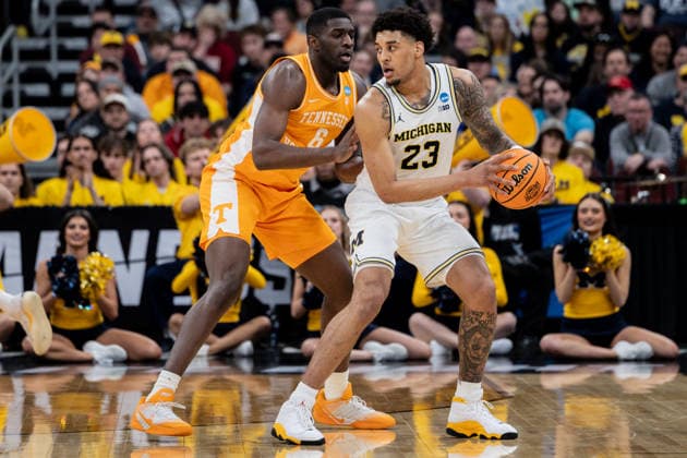 Michigan Wolverines Vs Tennessee Volunteers in Chicago, US - 29 Mar 2026 Yaxel Landeborg (R) of the Michigan Wolverines in action against Jaylen Carey (L) of the Tennessee Volunteers in the Elite Eight round of the NCAA, College League, USA Men s Basketball Tournament at the United Center. Final score; Michigan 95-62 Tennessee. Chicago United States Copyright: xNicholasxMullerx xSOPAxImagesx NMULLER_MICH_TENN_NCAAELITE8(30)