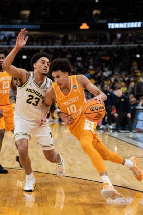 Michigan Wolverines Vs Tennessee Volunteers in Chicago, US - 29 Mar 2026 Nate Ament (R) of the Tennessee Volunteers in action against Yaxel Landeborg (L) of the Michigan Wolverines in the Elite Eight round of the NCAA, College League, USA Men s Basketball Tournament at the United Center. Final score; Michigan 95-62 Tennessee. Chicago United States Copyright: xNicholasxMullerx xSOPAxImagesx NMULLER_MICH_TENN_NCAAELITE8(25)