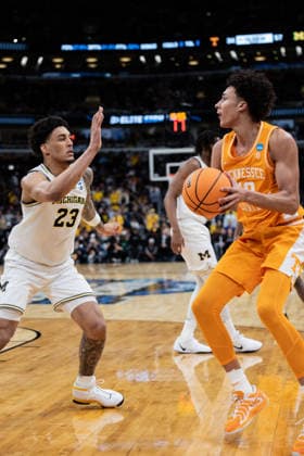 Michigan Wolverines Vs Tennessee Volunteers in Chicago, US - 29 Mar 2026 Nate Ament (R) of the Tennessee Volunteers in action against Yaxel Landeborg (L) of the Michigan Wolverines in the Elite Eight round of the NCAA, College League, USA Men s Basketball Tournament at the United Center. Final score; Michigan 95-62 Tennessee. Chicago United States Copyright: xNicholasxMullerx xSOPAxImagesx NMULLER_MICH_TENN_NCAAELITE8(26)