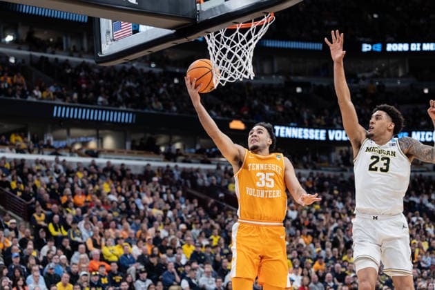 Michigan Wolverines Vs Tennessee Volunteers in Chicago, US - 29 Mar 2026 Ethan Burg (L) of the Tennessee Volunteers in action against Yaxel Landeborg (R) of the Michigan Wolverines in the Elite Eight round of the NCAA, College League, USA Men s Basketball Tournament at the United Center. Final score; Michigan 95-62 Tennessee. Chicago United States Copyright: xNicholasxMullerx xSOPAxImagesx NMULLER_MICH_TENN_NCAAELITE8(31)