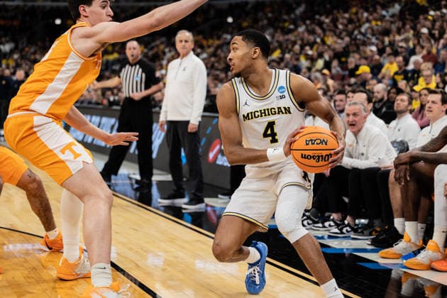 March 29, 2026, Chicago, Illinois, United States: Nimari Burnett (R) of the Michigan Wolverines in action against J.P. Estrella (L) of the Tennessee Volunteers in the Elite Eight round of the NCAA, College League, USA Men s Basketball Tournament at the United Center. Final score; Michigan 95-62 Tennessee. Chicago United States - ZUMAs197 20260329_aaa_s197_876 Copyright: xNicholasxMullerx