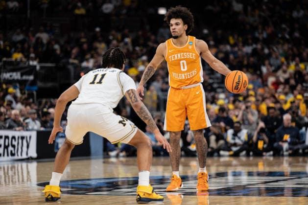 Michigan Wolverines Vs Tennessee Volunteers in Chicago, US - 29 Mar 2026 Ja’Kobi Gillespie (R) of the Tennessee Volunteers in action against Roddy Gayle Jr. (L) of the Michigan Wolverines in the Elite Eight round of the NCAA, College League, USA Men s Basketball Tournament at the United Center. Final score; Michigan 95-62 Tennessee. Chicago United States Copyright: xNicholasxMullerx xSOPAxImagesx NMULLER_MICH_TENN_NCAAELITE8(35)