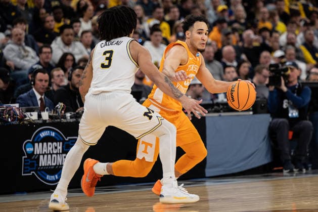 Michigan Wolverines Vs Tennessee Volunteers in Chicago, US - 29 Mar 2026 Bishop Boswell (R) of the Tennessee Volunteers in action against Elliot Cadeau (L) of the Michigan Wolverines in the Elite Eight round of the NCAA, College League, USA Men s Basketball Tournament at the United Center. Final score; Michigan 95-62 Tennessee. Chicago United States Copyright: xNicholasxMullerx xSOPAxImagesx NMULLER_MICH_TENN_NCAAELITE8(40)