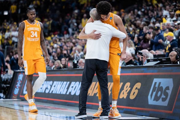 Michigan Wolverines Vs Tennessee Volunteers in Chicago, US - 29 Mar 2026 Nate Ament (R) and head coach Rick Barnes (L) of the Tennessee Volunteers in action against the Michigan Wolverines in the Elite Eight round of the NCAA, College League, USA Men s Basketball Tournament at the United Center. Final score; Michigan 95-62 Tennessee. Chicago United States Copyright: xNicholasxMullerx xSOPAxImagesx NMULLER_MICH_TENN_NCAAELITE8(45)