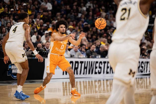 March 29, 2026, Chicago, Illinois, United States: Ja™Kobi Gillespie (R) of the Tennessee Volunteers in action against Nimari Burnett (L) of the Michigan Wolverines in the Elite Eight round of the NCAA, College League, USA Men s Basketball Tournament at the United Center. Final score; Michigan 95-62 Tennessee. Chicago United States - ZUMAs197 20260329_aaa_s197_883 Copyright: xNicholasxMullerx