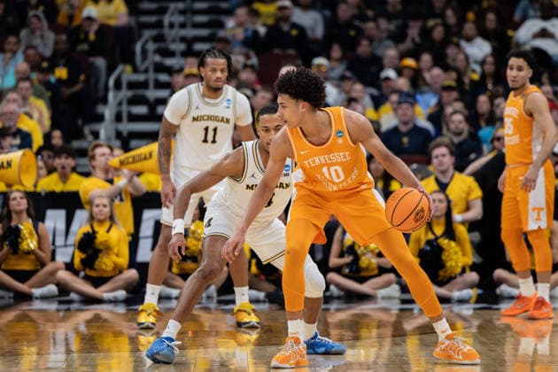 March 29, 2026, Chicago, Illinois, United States: Nate Ament (R) of the Tennessee Volunteers in action against Nimari Burnett.(L) of the Michigan Wolverines in the Elite Eight round of the NCAA, College League, USA Men s Basketball Tournament at the United Center. Final score; Michigan 95-62 Tennessee. Chicago United States - ZUMAs197 20260329_aaa_s197_889 Copyright: xNicholasxMullerx