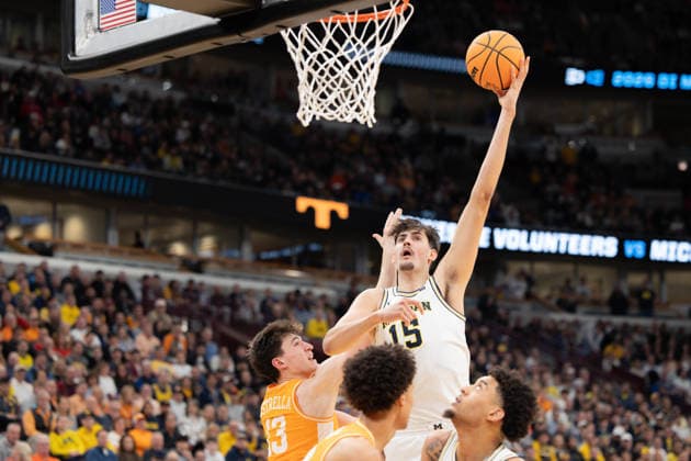 March 29, 2026, Chicago, Illinois, United States: Aday Mara (R) of the Michigan Wolverines in action against J.P. Estrella (L) of the Tennessee Volunteers in the Elite Eight round of the NCAA, College League, USA Men s Basketball Tournament at the United Center. Final score; Michigan 95-62 Tennessee. Chicago United States - ZUMAs197 20260329_aaa_s197_892 Copyright: xNicholasxMullerx