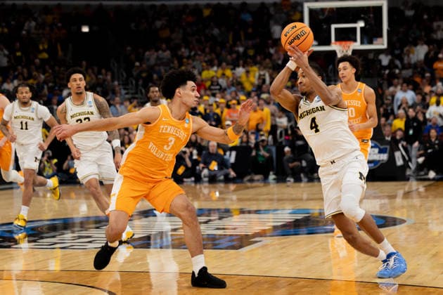 March 29, 2026, Chicago, Illinois, United States: Nimari Burnett (R) of the Michigan Wolverines in action against Bishop Boswell (L) of the Tennessee Volunteers in the Elite Eight round of the NCAA, College League, USA Men s Basketball Tournament at the United Center. Final score; Michigan 95-62 Tennessee. Chicago United States - ZUMAs197 20260329_aaa_s197_894 Copyright: xNicholasxMullerx