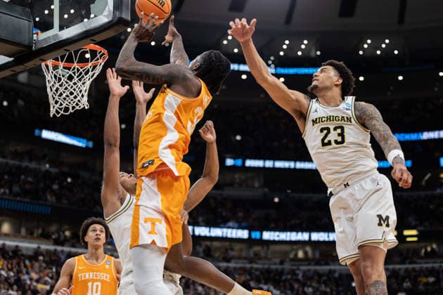 March 29, 2026, Chicago, Illinois, United States: Felix Okpara (L) of the Tennessee Volunteers in action against Yaxel Lendeborg (R) of the Michigan Wolverines in the Elite Eight round of the NCAA, College League, USA Men s Basketball Tournament at the United Center. Final score; Michigan 95-62 Tennessee. Chicago United States - ZUMAs197 20260329_aaa_s197_896 Copyright: xNicholasxMullerx