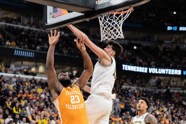 March 29, 2026, Chicago, Illinois, United States: Aday Mara (R) of the Michigan Wolverines in action against Jaylen Carey (L) the Tennessee Volunteers in the Elite Eight round of the NCAA, College League, USA Men s Basketball Tournament at the United Center. Final score; Michigan 95-62 Tennessee. Chicago United States - ZUMAs197 20260329_aaa_s197_903 Copyright: xNicholasxMullerx