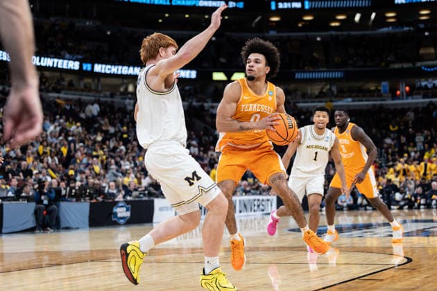 March 29, 2026, Chicago, Illinois, United States: Ja™Kobi Gillespie (R) of the Tennessee Volunteers in action against Oscar Goodman (L) of the Michigan Wolverines in the Elite Eight round of the NCAA, College League, USA Men s Basketball Tournament at the United Center. Final score; Michigan 95-62 Tennessee. Chicago United States - ZUMAs197 20260329_aaa_s197_907 Copyright: xNicholasxMullerx