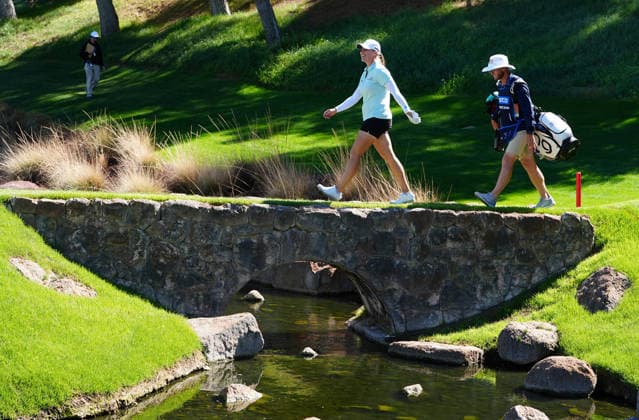 LAS VEGAS, NV - APRIL 03: LPGA, Golf Damen golfer Jennifer Kupcho walks across a bridge on the 9th hole during the second round of the Aramco Championship on April 3, 2026, at Shadow Creek Golf Course in Las Vegas, Nevada. (Photo by Brian Spurlock Icon Sportswire) GOLF: APR 03 LPGA Aramco Championship EDITORIAL USE ONLY Icon26040329