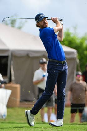 SAN ANTONIO, TX - APRIL 04: Sam Ryder (USA) watches his tee shot on 3 during the third round of the Valero Texas Open on April 4, 2026, at the AT&T Oaks Course at TPC San Antonio, San Antonio, Texas. (Photo by Ken Murray Icon Sportswire) GOLF: APR 04 PGA, Golf Herren Valero Texas Open EDITORIAL USE ONLY Icon2604040193