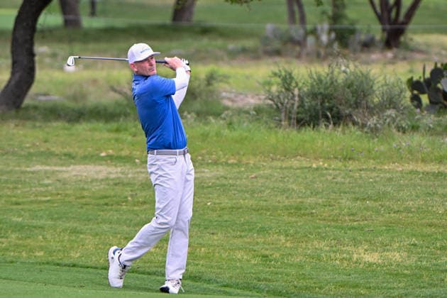 SAN ANTONIO, TX - APRIL 04: Brandt Snedeker (USA) watches his approach shot on 1 during the third round of the Valero Texas Open on April 4, 2026, at the AT&T Oaks Course at TPC San Antonio, San Antonio, Texas. (Photo by Ken Murray Icon Sportswire) GOLF: APR 04 PGA, Golf Herren Valero Texas Open EDITORIAL USE ONLY Icon2604040253
