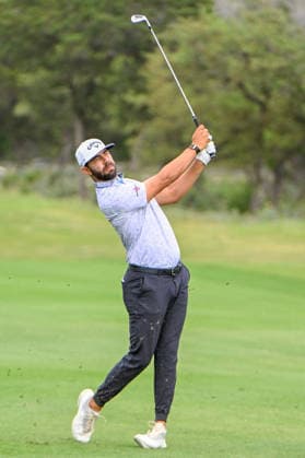 SAN ANTONIO, TX - APRIL 04: Erik van Rooyen (RSA) watches his approach shot on 1 during the third round of the Valero Texas Open on April 4, 2026, at the AT&T Oaks Course at TPC San Antonio, San Antonio, Texas. (Photo by Ken Murray Icon Sportswire) GOLF: APR 04 PGA, Golf Herren Valero Texas Open EDITORIAL USE ONLY Icon2604040263