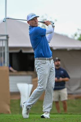 SAN ANTONIO, TX - APRIL 04: Brandt Snedeker (USA) watches his tee shot on 3 during the third round of the Valero Texas Open on April 4, 2026, at the AT&T Oaks Course at TPC San Antonio, San Antonio, Texas. (Photo by Ken Murray Icon Sportswire) GOLF: APR 04 PGA, Golf Herren Valero Texas Open EDITORIAL USE ONLY Icon2604040303
