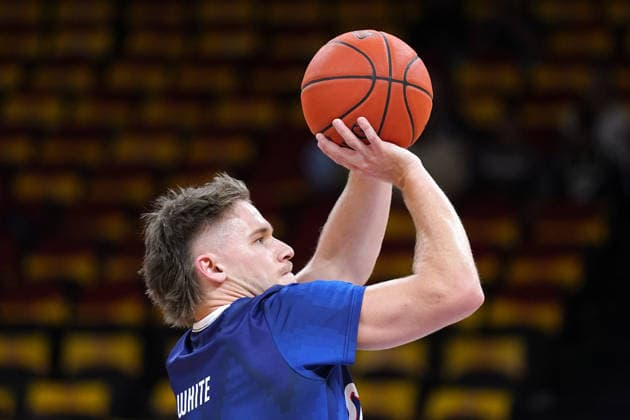 NBL KINGS 36ERS, Isaac White of the 36ers warms up during NBL grand final, game five, Sydney Kings v Adelaide 36ers, at Qudos Bank Arena in Sydney, Sunday, April 5, 2026. ( NO ARCHIVING, EDITORIAL USE ONLY SYDNEY NEW SOUTH WALES AUSTRALIA  Copyright: xROBBIExSTEPHENSONx 20260405142211827312