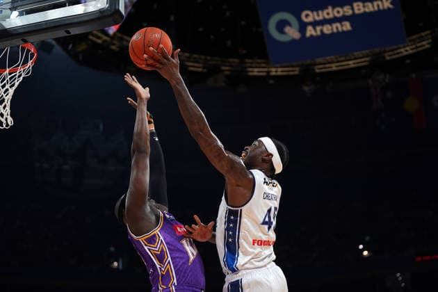 NBL KINGS 36ERS, Zylan Cheatham of the 36ers and Kouat Noi of the Kings compete for the ball during NBL grand final, game five, Sydney Kings v Adelaide 36ers, at Qudos Bank Arena in Sydney, Sunday, April 5, 2026. ( NO ARCHIVING, EDITORIAL USE ONLY SYDNEY NEW SOUTH WALES AUSTRALIA  Copyright: xROBBIExSTEPHENSONx 20260405112431585023
