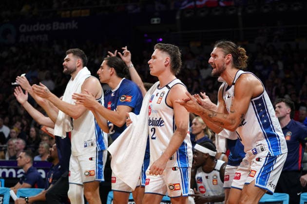 NBL KINGS 36ERS, Isaac White and Matt Kenyon of the 36ers celebrate from the bench during NBL grand final, game five, Sydney Kings v Adelaide 36ers, at Qudos Bank Arena in Sydney, Sunday, April 5, 2026. ( NO ARCHIVING, EDITORIAL USE ONLY SYDNEY NEW SOUTH WALES AUSTRALIA  Copyright: xROBBIExSTEPHENSONx 20260405185066564578