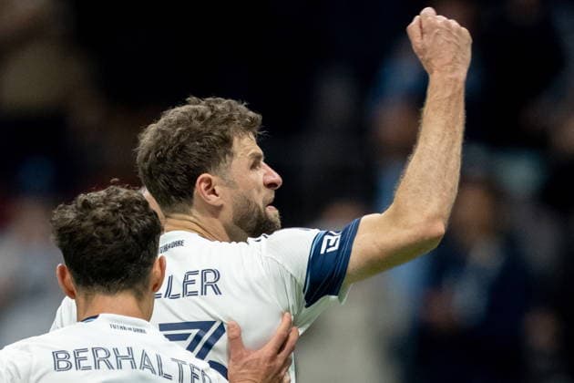 Sport Bilder des Tages #2 April 4, 2026, Vancouver, Bc, CANADA: Vancouver Whitecaps Thomas Muller (13) celebrates his goal against the Portland Timbers with Sebastian Berhalter (16) during the second half of an MLS, Fussball Herren, USA soccer match in Vancouver, on Saturday, April 4, 2026. Canada News - April 4, 2026  - ZUMAc35_ 20260404_zaf_c35_069 Copyright: xEthanxCairnsx