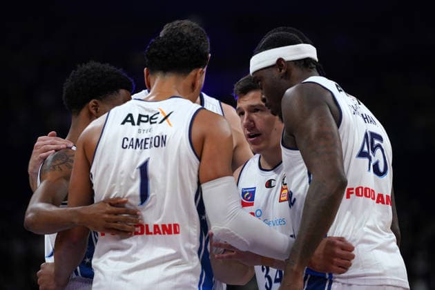 NBL KINGS 36ERS, The 36ers huddle during NBL grand final, game five, Sydney Kings v Adelaide 36ers, at Qudos Bank Arena in Sydney, Sunday, April 5, 2026. ( NO ARCHIVING, EDITORIAL USE ONLY SYDNEY NEW SOUTH WALES AUSTRALIA  Copyright: xROBBIExSTEPHENSONx 20260405118392100420