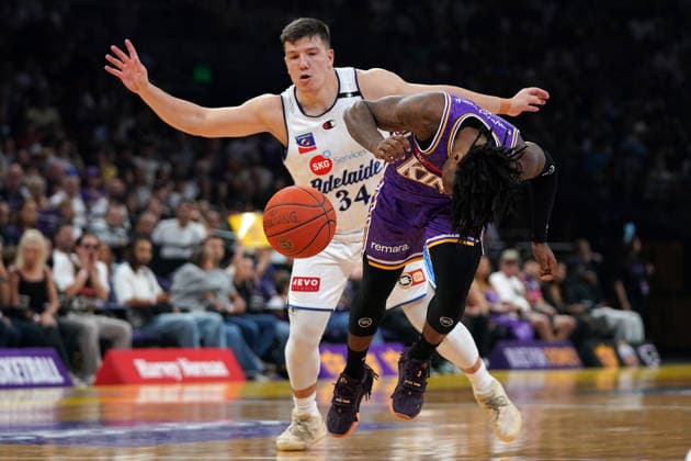 NBL KINGS 36ERS, Kendric Davis of the Kings and Dejan Vasilijevic of the 36ers compete for the ball during NBL grand final, game five, Sydney Kings v Adelaide 36ers, at Qudos Bank Arena in Sydney, Sunday, April 5, 2026. ( NO ARCHIVING, EDITORIAL USE ONLY SYDNEY NEW SOUTH WALES AUSTRALIA  Copyright: xROBBIExSTEPHENSONx 20260405141568168283