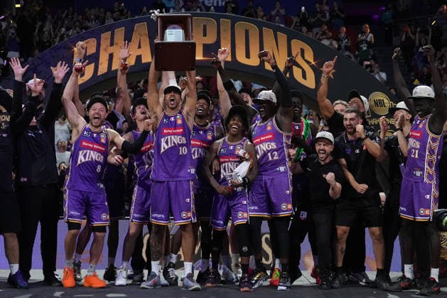Sport Bilder des Tages NBL KINGS 36ERS, Xavier Cooks of the Kings lifts The Larry O™Brien Championship Trophy as his side are crowned champions during NBL grand final, game five, Sydney Kings v Adelaide 36ers, at Qudos Bank Arena in Sydney, Sunday, April 5, 2026. ( NO ARCHIVING, EDITORIAL USE ONLY SYDNEY NEW SOUTH WALES AUSTRALIA  Copyright: xROBBIExSTEPHENSONx 20260405165582671712