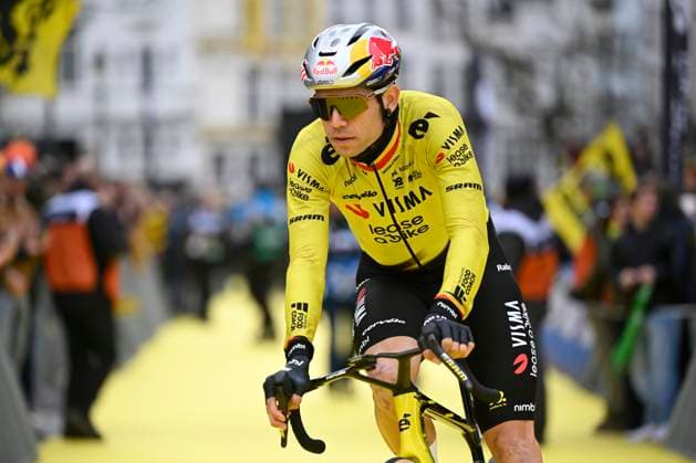 Ronde van Vlaanderen 2026 Cycling Race OUDENAARDE, BELGIUM - APRIL 05 : Van Aert Wout (BEL) of Team Visma I Lease a Bike during the 110th edition of Ronde van Vlaanderen an UCI World Tour 1.UWT one day cycling road race for Men Elite of 271 km with start in Antwerpen and finish in Oudenaarde on April 5, 2026 in Oudenaarde, Belgium, 05 04 2026 ( Motordriver Guy De Vuyst - Oudenaarde Belgium  Copyright: xNicoxVereeckenx
