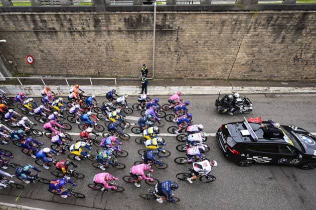The peloton pictured coming out of the Waaslandtunnel Konijnenpijp during the men s race of the Ronde van Vlaanderen Tour des Flandres Tour of Flanders UCI WorldTour one day cycling race, 278 km from Antwerp to Oudenaarde, Sunday 05 April 2026. DAVIDxPINTENS  x169850907x