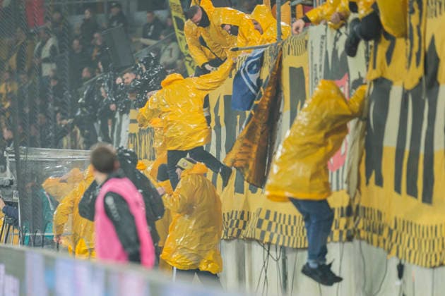 04 04 2026, xomx, Fußball 2 Bundesliga, Dynamo Dresden Hertha BSC Berlin v l Platzsturm Riots Pyros Protechnik Fackeln Raketen Both fan camps storm the pitch Hunting scenes with the police Emergency services secure the pitch and force fans back into the K Block DFL DFB REGULATIONS PROHIBIT ANY USE OF PHOTOGRAPHS as IMAGE SEQUENCES and or QUASI VIDEO Dresden
