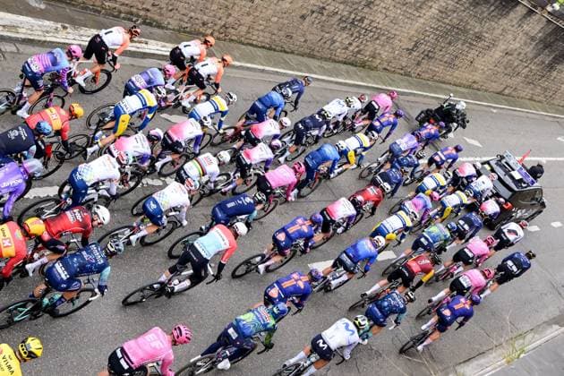 The peloton pictured coming out of the Waaslandtunnel Konijnenpijp during the men s race of the Ronde van Vlaanderen Tour des Flandres Tour of Flanders UCI WorldTour one day cycling race, 278 km from Antwerp to Oudenaarde, Sunday 05 April 2026. DAVIDxPINTENS  x169850910x